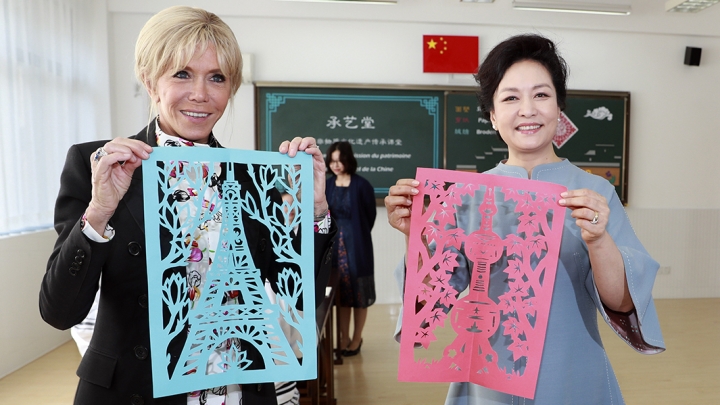 Primeiras-damas Peng Liyuan e Brigitte Macron visitam escola em Shanghai