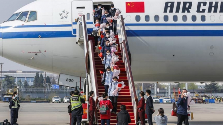 Equipe médica retorna a Beijing após ajudar na luta contra o COVID-19 em Hubei