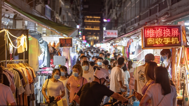 Pessoas visitam feira noturna em Wuhan
