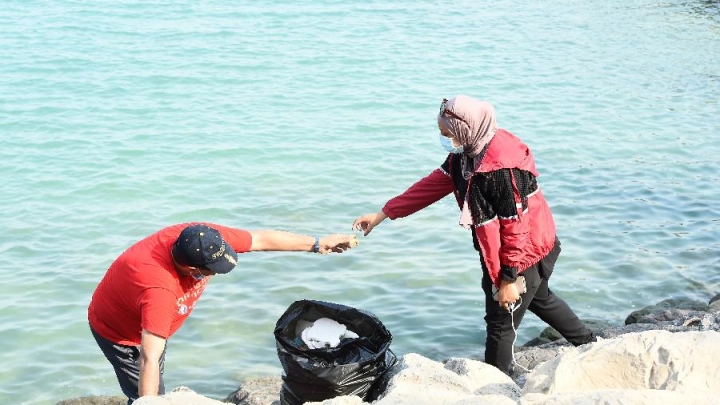 Voluntários do Kuwait limpam praias em meio à pandemia de COVID-19