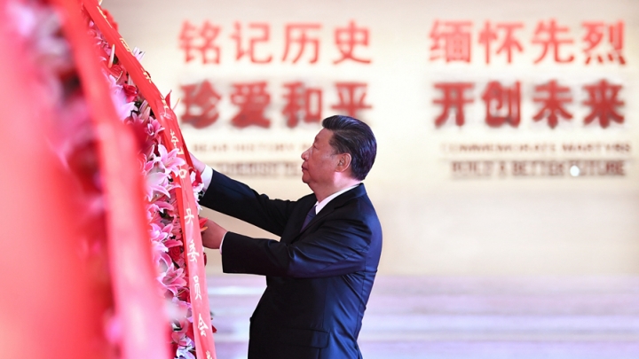 Xi Jinping e outros líderes chineses homenageiam mártires com flores