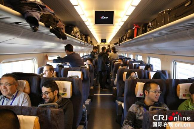 «Это восхитительно!»: иностранцы прокатились по Синьцзяну на скоростном поезде