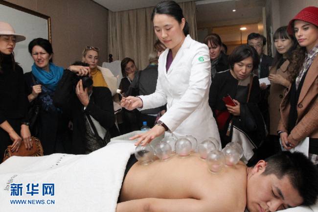 В провинции Юньнань более 2000 иностранных студентов овладели основными знаниями о традиционной китайской медицине
