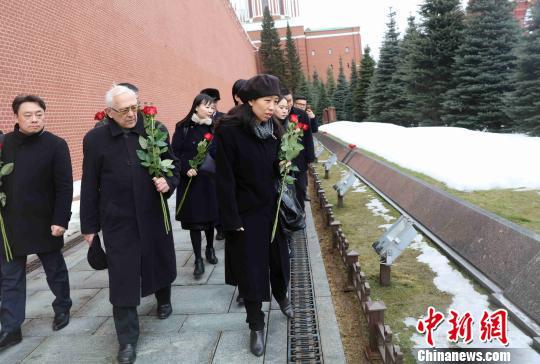 Китайские дипломаты почтили память соотечественников у Кремлёвской стены