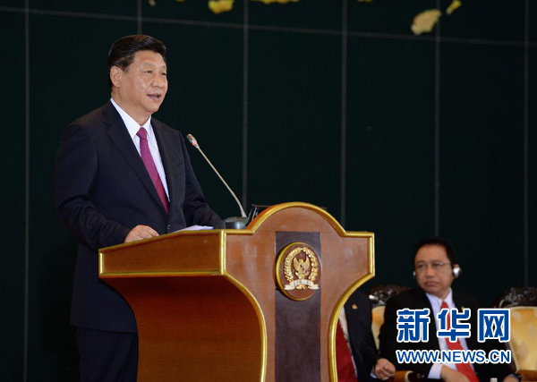 Си Цзиньпин выдвинул инициативу о создании «Морского шелкового пути 21-го века» во время визита в Индонезию. Октябрь 2013 г.