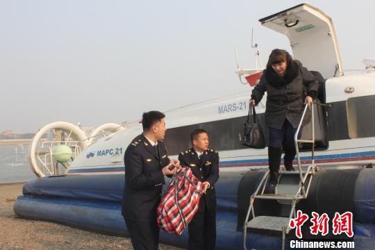 Открыто сезонное транспортное сообщение с использованием судов на воздушной подушке через реку Хэйлунцзян (Амур)