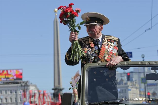 Около 700 тыс жителей Санкт-Петербурга приняли участие в акции "Бессмертный полк"