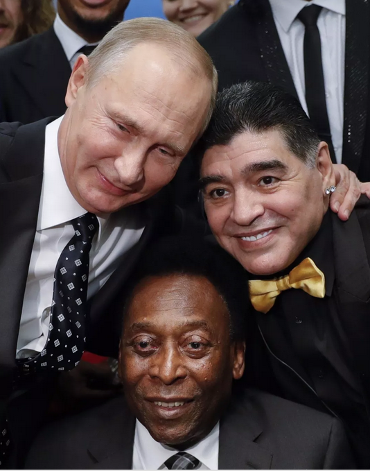 1 декабря 2017 года, В.Путин сфотографировался с легендарными футболистами Пеле и Д.Марадоной на церемонии жеребьевки финальной части чемпионата мира по футболу 2018 года 