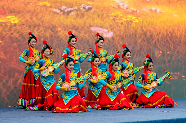 Представление на церемонии открытия Фестиваля горного туризма (Фото: Чжан Липин)