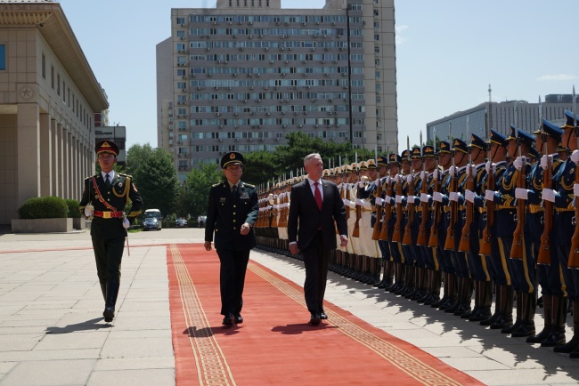 Министры обороны КНР и США провели в Пекине переговоры