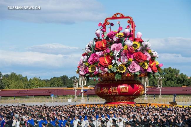 На площади Тяньаньмэнь прошла церемония поминовения павших национальных героев с участием партийных и государственных руководителей