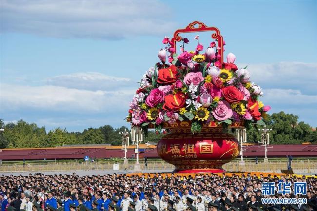 На площади Тяньаньмэнь прошла церемония поминовения павших национальных героев с участием партийных и государственных руководителей