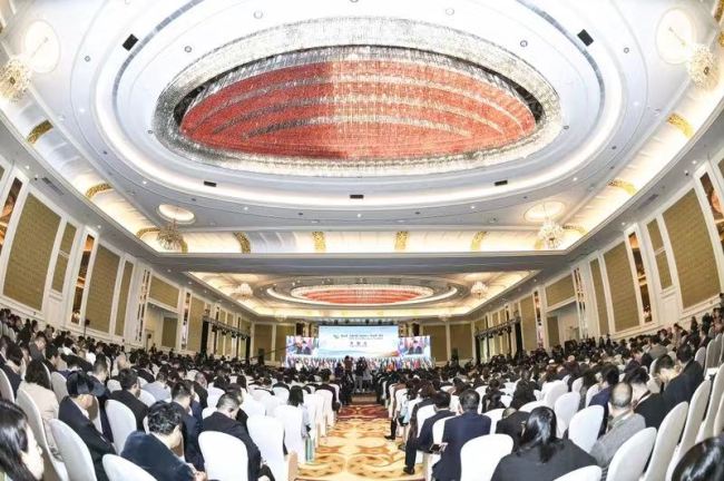 В Чжанцзяцзе прошел саммит руководителей торгово-промышленных кругов стран и регионов вдоль «Одного пояса и одного пути»