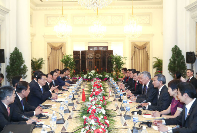Ли Кэцян провел переговоры с премьер-министром Сингапура Ли Сянь Луном