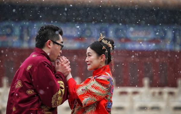 В День всех влюбленных в столице Китая оформили брак 2800 пар