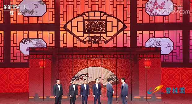 По телеканалу ССТV 1 идёт трансляция грандиозного гала-концерта, организованного Медиакорпорацией Китая в честь Праздника фонарей