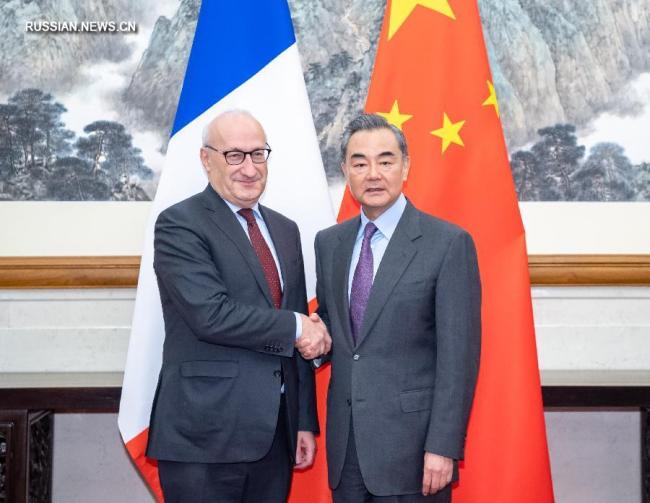 Ван И встретился с дипломатическим советником президента Франции. (Синьхуа)