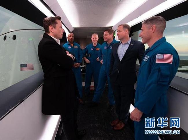 Американский космический корабль Crew Dragon компании SpaceX успешно пристыковался к МКС