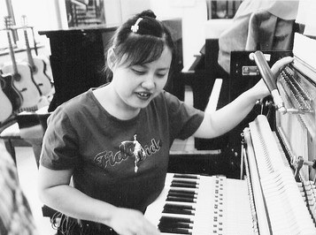 Первая в Китае незрячая женщина – настройщик фортепиано
