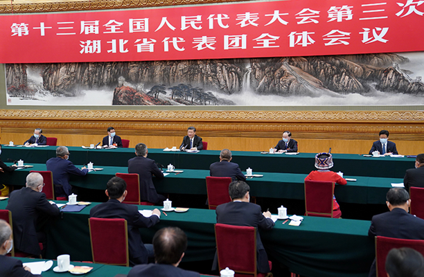 Участие в обсуждении с депутатами от провинции Хубэй, принимающими участие в 3-й сессии ВСНП 13-го созыва