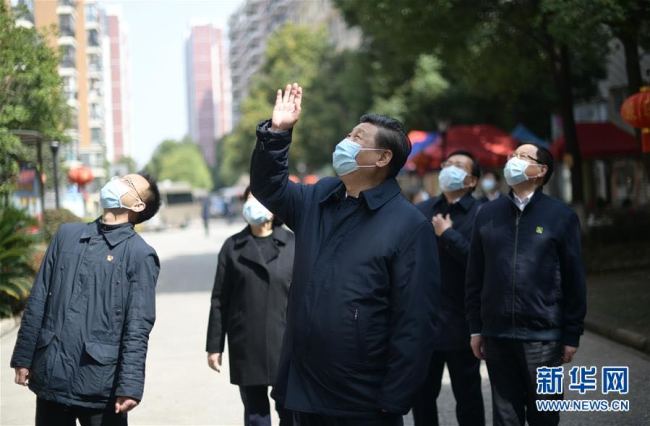 Во время инспекционной поездки в микрорайон Дунху Синьчэн г. Ухань Си Цзиньпин помахал в знак приветствия запертым в квартирах жителям