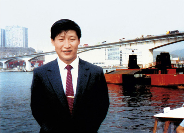Си Цзиньпин в должности вице-мэра Сямэня во время инспекционной поездки за рубежом