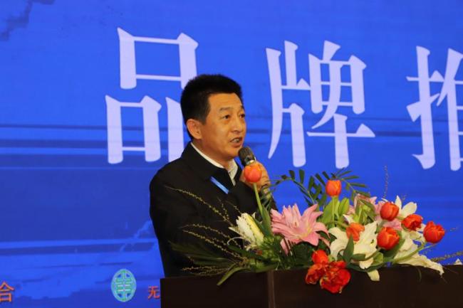 Вице-мэр города Линъюань представляет высококачественную продукцию города (Фото: Сун Цзюнь)