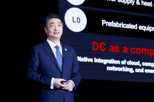 Cменяющийся председатель Huawei Кен Ху выступает на глобальном саммите аналитиков компании в Шэньчжэне / Reuters