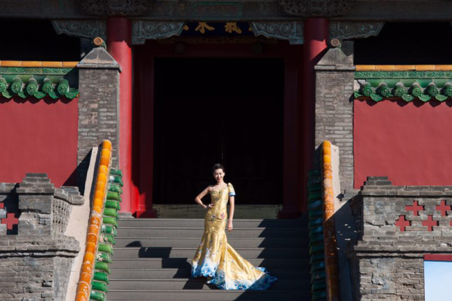 شینیانگ میں ماڈلز کی جانب سے  چینی روایتی لباس " چی پاو" کی نمائش