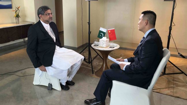بیلٹ اینڈ روڈ اقدام دنیا کے لئے ترقی اور امن کا مثبت پیغام ہے'  وزیراعظم شاہد خاقان عباسی کا چائنہ گلوبل ٹیلی ویژن نیٹ ورک کو انٹرویو