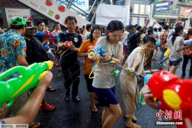 تھائی لینڈ کے دارالحکومت بینکاک میں روایتی تہوار "سونگ کران "مناتے لوگ
