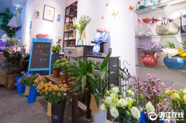 چینی شہر ہانگ چو میں دکاندار کے بغیر پھولوں کی ایک دکان کا افتتاح 