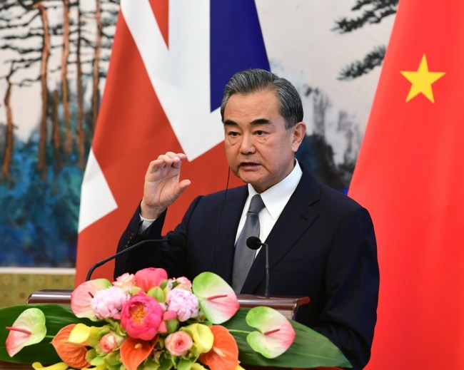 چین اور برطانیہ مشترکہ طور پر دی بیلٹ اینڈ روڈ کی تعمیرکے عمل  کو آگے بڑھائیں گے ۔ چینی وزیر خارجہ وانگ ای 