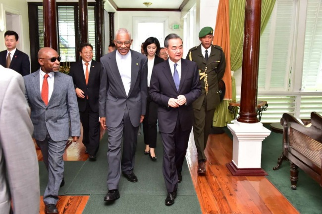 گیانا کے  صدر کی چینی وزیر خارجہ وانگ ای سے ملاقات: دی بیلٹ اینڈ روڈ پر بات چیت  ہوئی