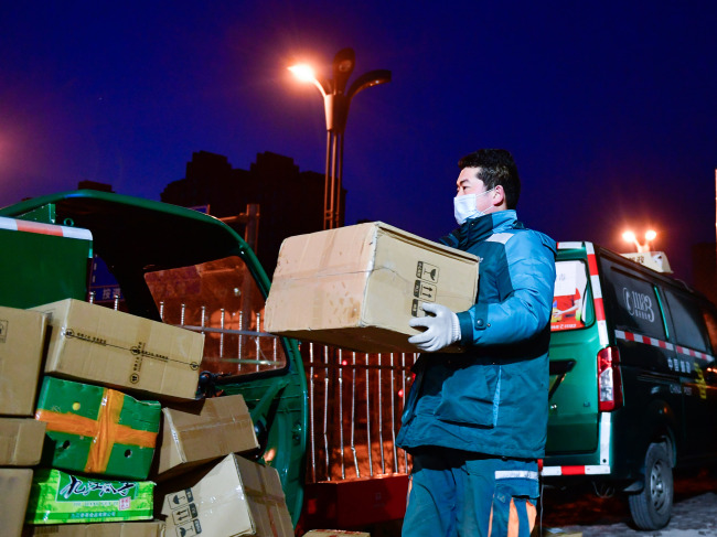 Shërbimet e postës së shpejtë rifilluan pas Festës së Pranverës, festë më e madhe e Kinës me masat e mbrojtjes së stafit mes pandemisë COVID-19./Xinhua