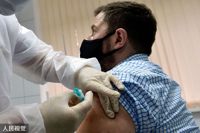 Vullnetari në Moskë bën vaksinën kundër COVID-19 të prodhuar nga Rusia.