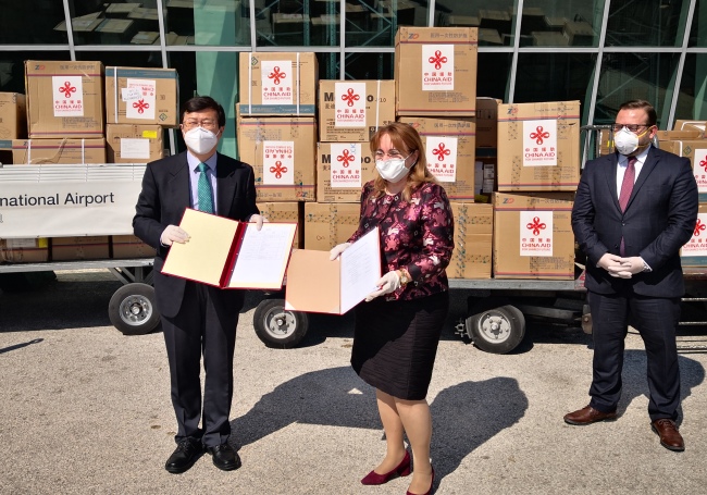 Ambasadori kinez në Shqipëri Zhou Ding i dorëzon palës shqiptare materialet antiepidemike më 25 prill
