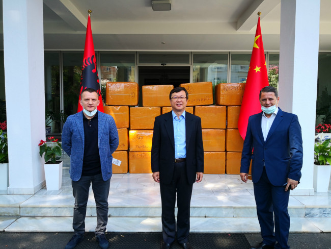 Ambasadori kinez i dorëzon Bashkisë së Lezhës materialet e ndihmës antiepidemike të Kinës më 25 qersho