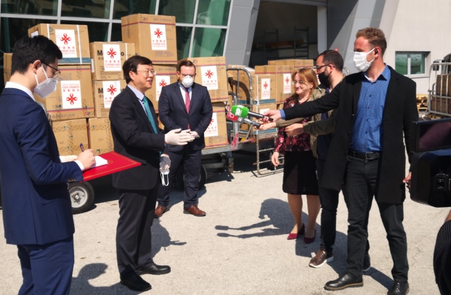 Ambasadori kinez në Shqipëri Zhou Ding i dorëzon palës shqiptare materialet antiepidemike më 25 prill