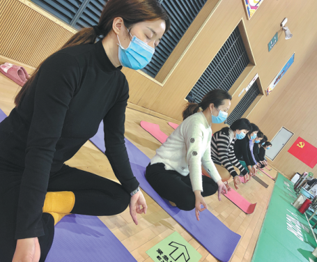 Pacientet marrin një klasë të jogës në një spital provizor në Wuhan më 28 shkurt