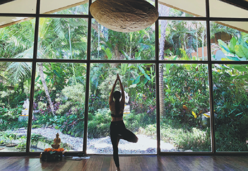 Entuziastja e yogës Chen Yongmin, një punëtor zyre në Shangai, praktikon yoga në një studio shëtitjeje në Bali, Indonezi, në dhjetorin 
