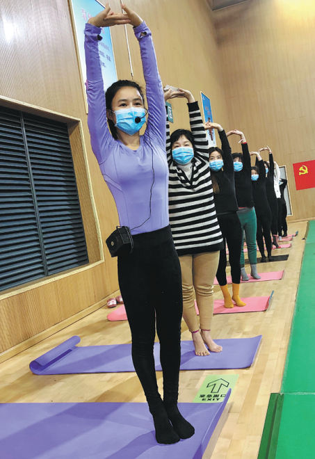 Sensacion online i yogës, Zuo Shufen (përpara) një paciente në një spital provizor në Wuhan, udhëzon një klasë të ndjekur nga një grup pacientësh në 28 Shkurt.