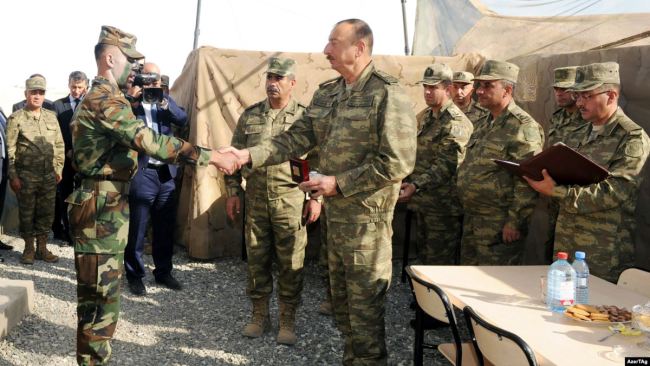 Presidenti Aliyev me ushtarët