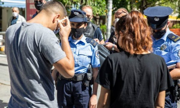 Policia kontrolle për mbajtjen e maskës