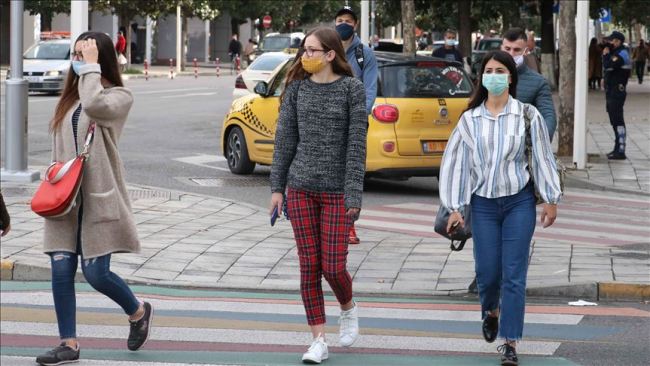 Qytetarë me maska ne Tiranë
