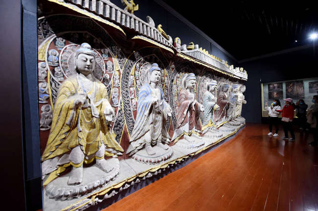Një koleksion i statujave të Budës shfaqet në ekspozitë