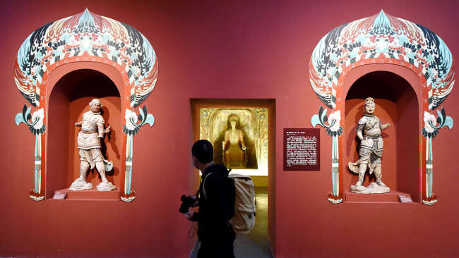 Ekspozita, e organizuar nga institutet kërkimore të të tre grupeve të shpellave, mbahet në Muzeun e Luoyang-ut dhe do të zgjatë tre muaj, deri më 18 janar 2021.