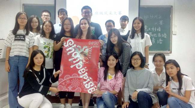 Dr. Eranda Allmetaj me studentet e gjuhes shqipe ne Pekin