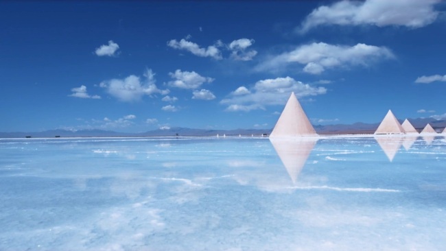 Liqeni i kripës Chaka quhet "Pasqyra e Qiellit"