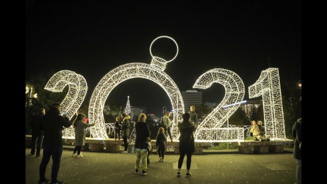 Tirana ndez dritat e festës së fundvitit